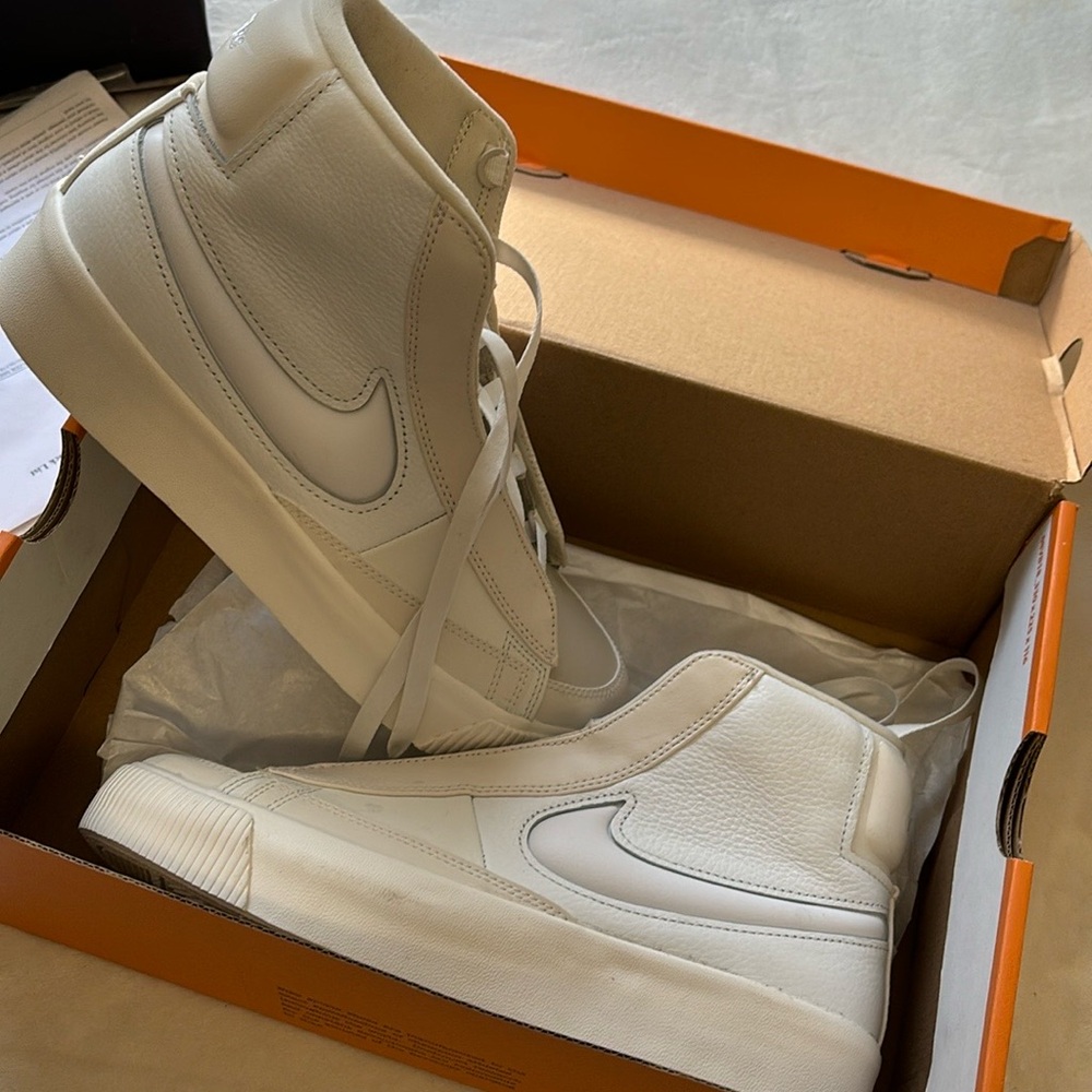 Nike White /Ivory Sneakers‎